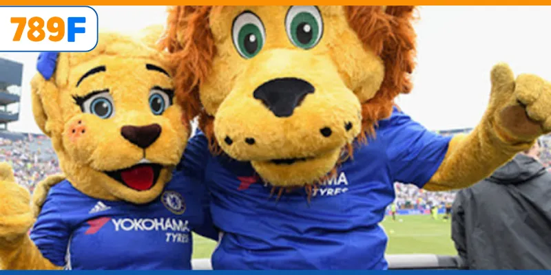 Fan chụp ảnh cùng linh vật Chelsea trong các sự kiện cộng đồng