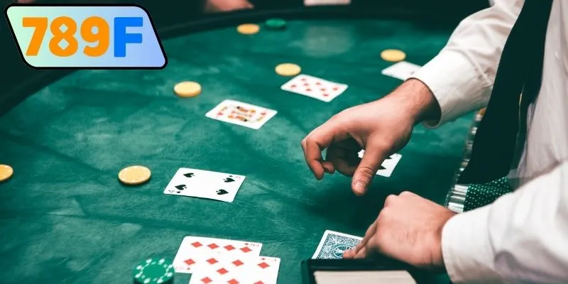 Luật Poker cơ bản Texas Hold’em khi chia bài