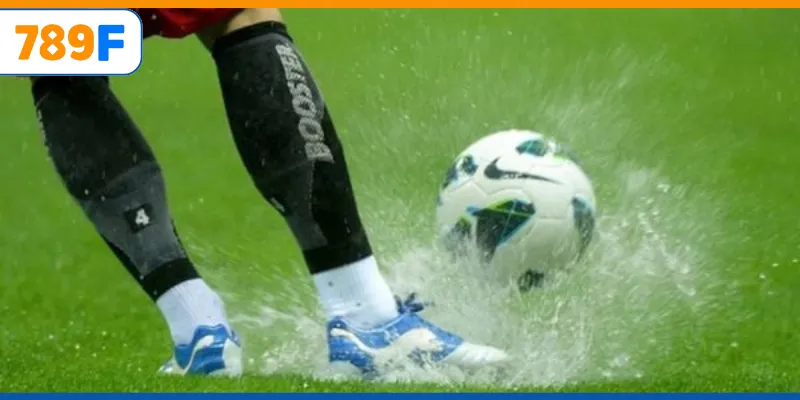 Người chơi phối hợp nhịp nhàng trong điều kiện sân ướt.