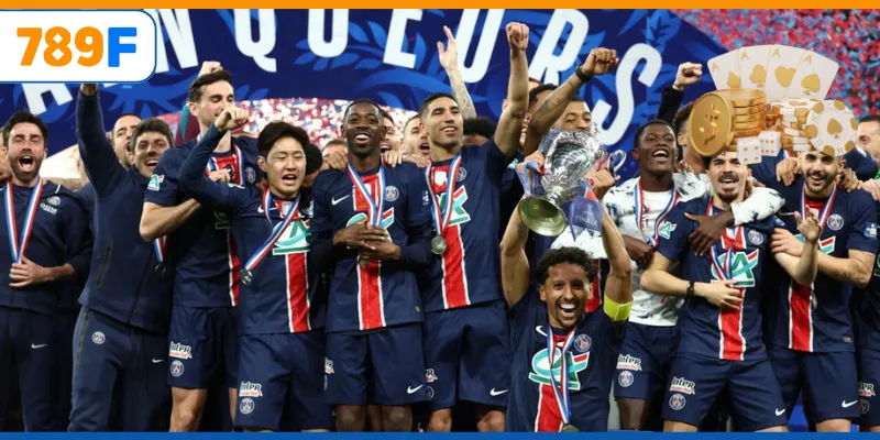 Niềm vui tỏa sáng trên sân cỏ và trong lễ trao giải