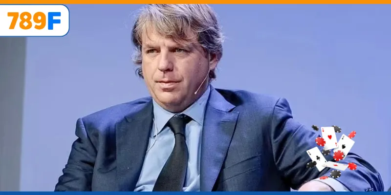 Ông chủ Chelsea trong buổi họp báo công bố chiến lược mới.