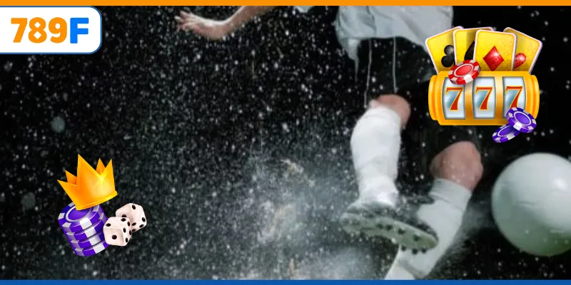 Pha bóng đẹp mắt dưới trời mưa tạo cảm xúc mạnh.